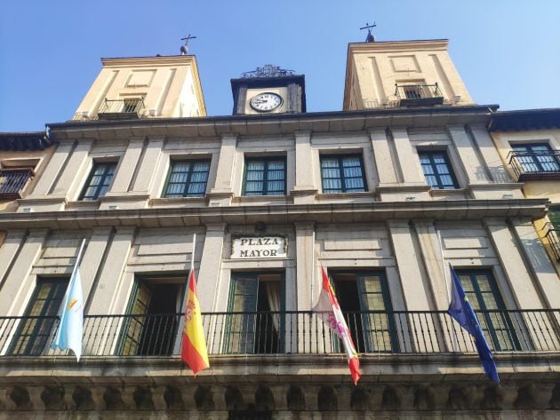 Banderas a media asta en el edificio consistorial de Segovia