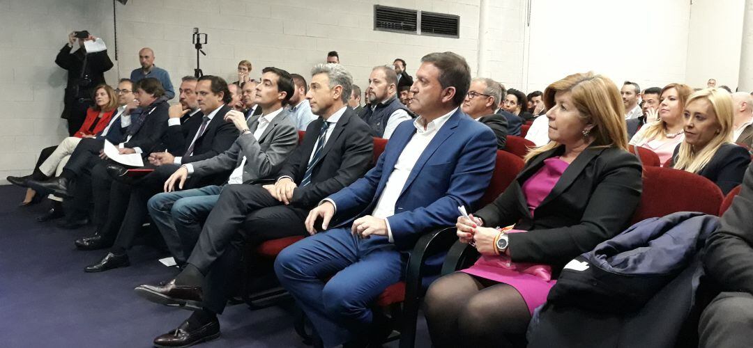 El viceconsejero de Economía, Javier Ruiz, (centro) junto al alcalde de Humanes de Madrid, José Antonio Sánchez, y el presidente de AFES, José Manuel Roldán.