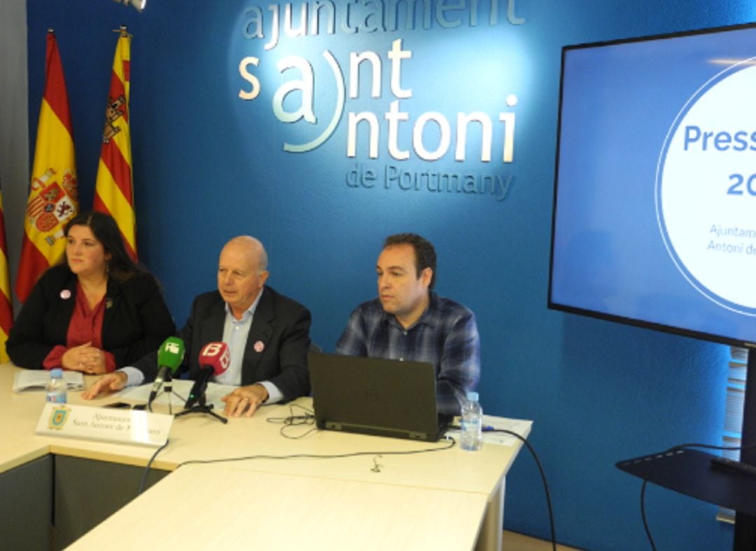 Cristina Ribas, junto al alcalde, Josep Tur y al concejal de Reinicia, Fran Tienda