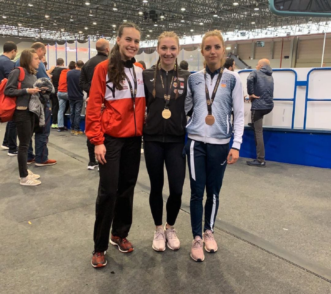 Andrea Jiménez, en el centro, con la medalla de oro, flanquedas por las otras medallistas