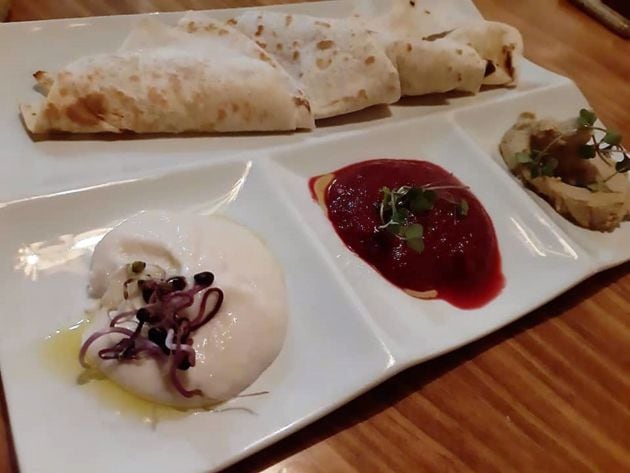 Pan árabe con humus, crema de alubias y chreim