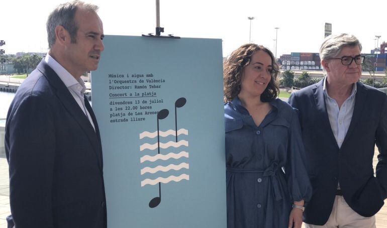 Dionisio García, consejero delegado de Global Omnium, Glòria Tello, presidenta del Palau de la Música, y Vicent Ros, director del Palau, durante la presentación del concierto "Música y agua con la Orquesta de Valencia"