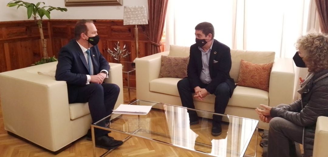 El presidente de la Diputación de Jaén, Francisco Reyes, ha recibido esta mañana la visita institucional del rector de la Universidad Internacional de Andalucía (UNIA), José Ignacio García (izquierda), quien ha estado acompañado por la directora del campu