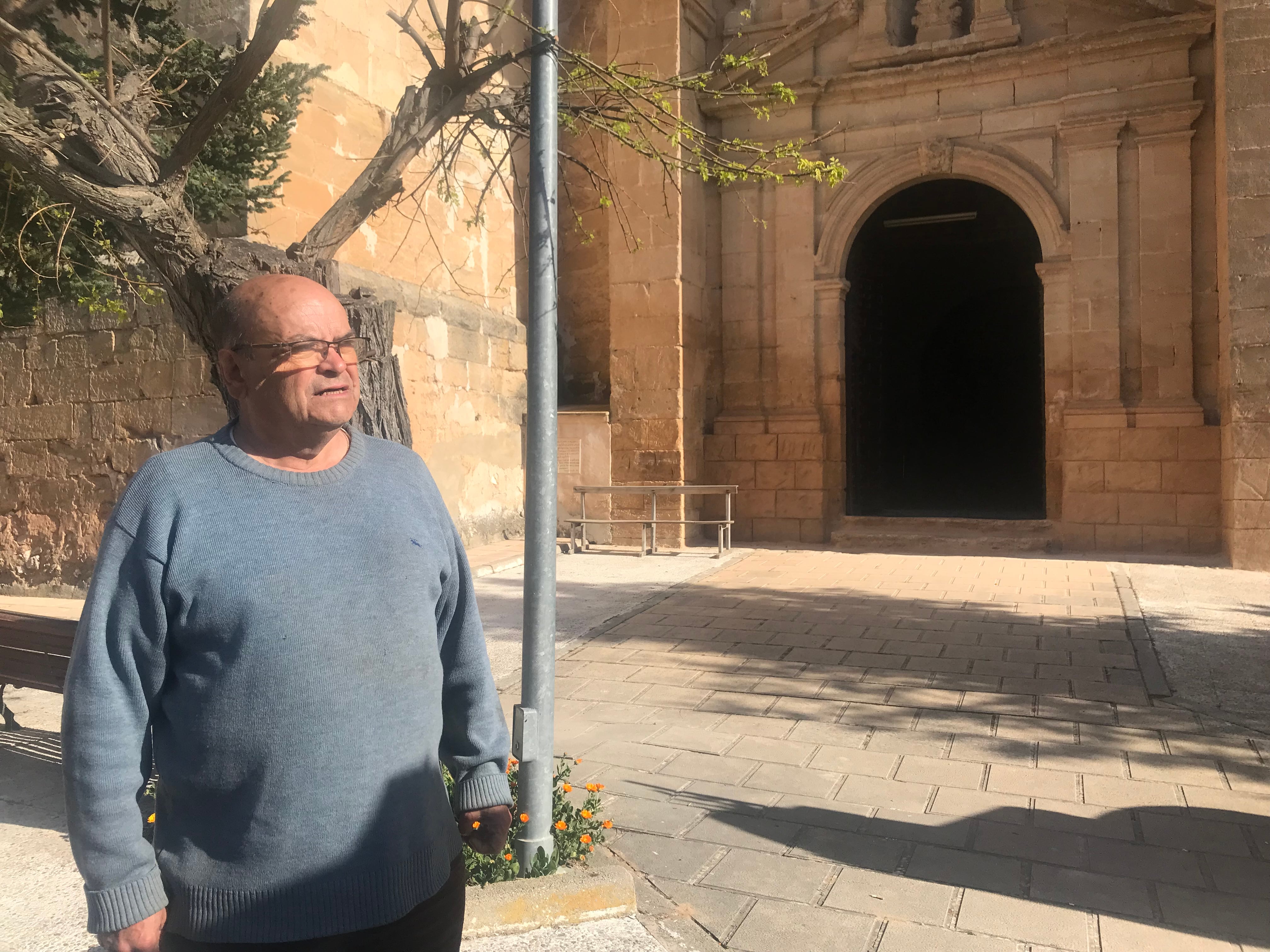 Eusebio, vecino de Gascueña, frente a la iglesia barroca del pueblo.