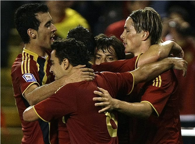 Varios jugadores de la Selección celebran el primer gol de Silva