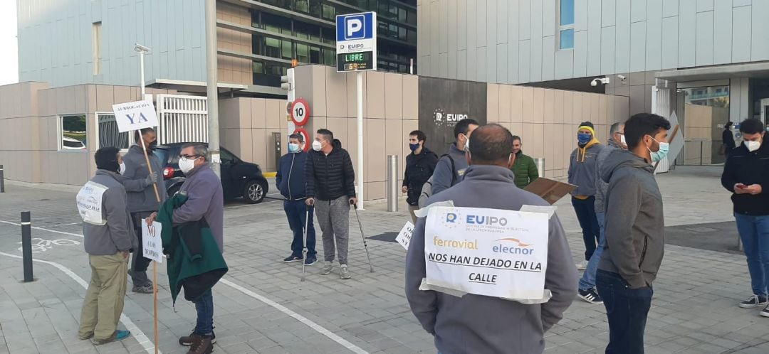 Protesta de los trabajadores de mantenimiento de la EUIPO, despedidos tras el cambio de licitación de la contrata.