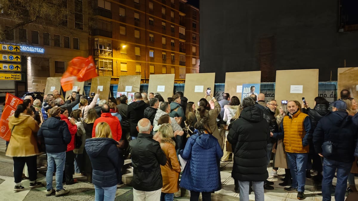 Seis de las listas por León contaron con candidatos en la pegada de carteles de Ponferrada
