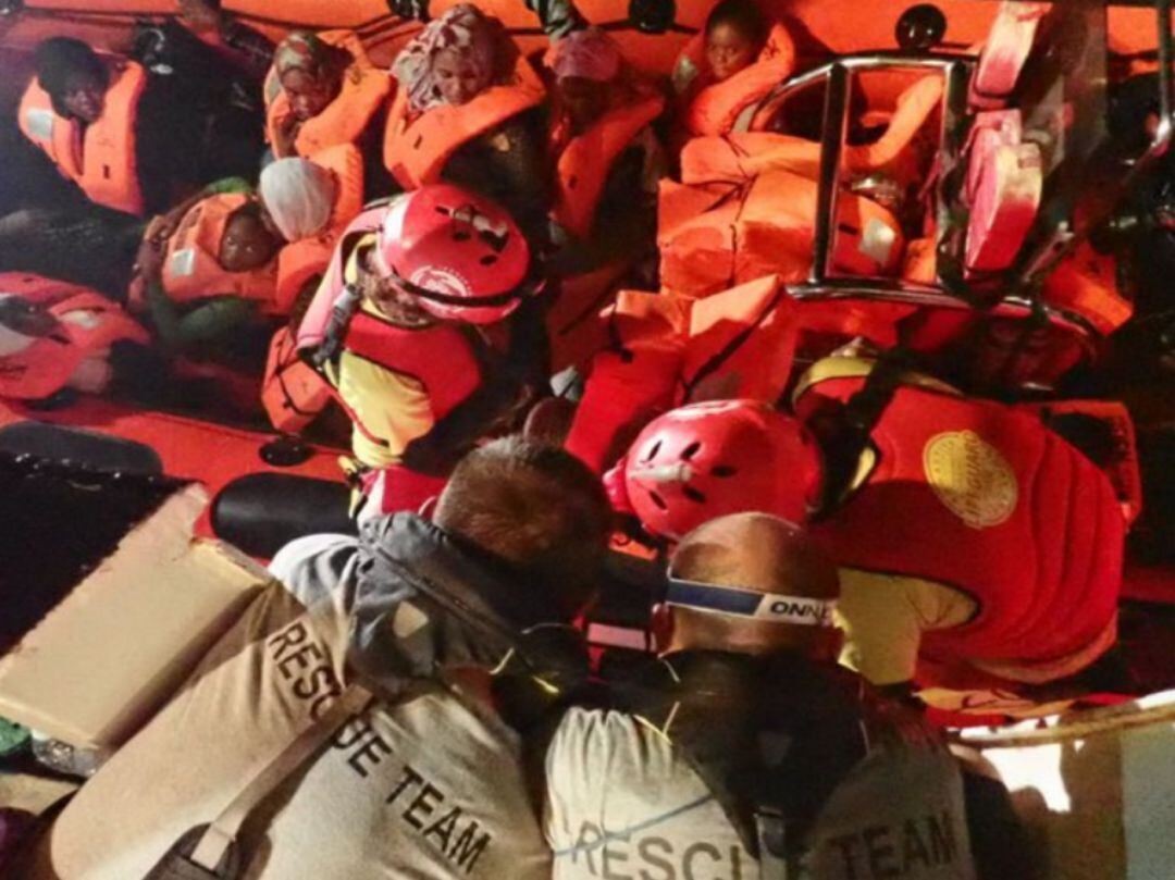 Un dels molts rescats de l'Open Arms a la Mediterrània.