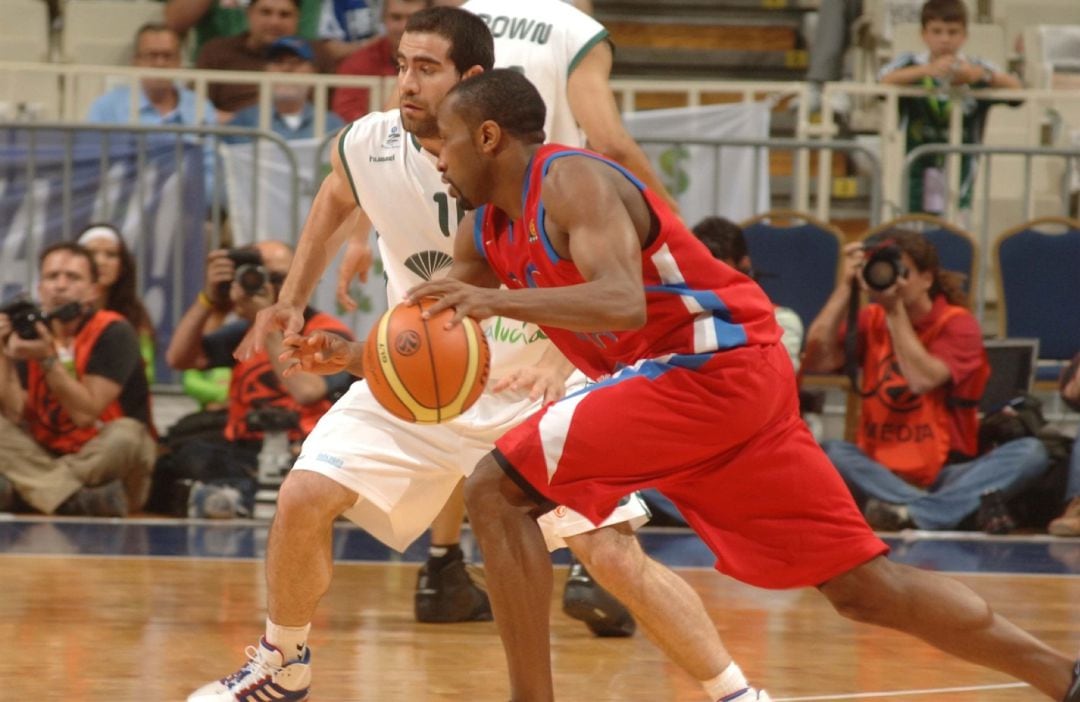 Carlos Cabezas defiende a Holden en las semifinales de la Final Four de la Euroliga Atenas 2007