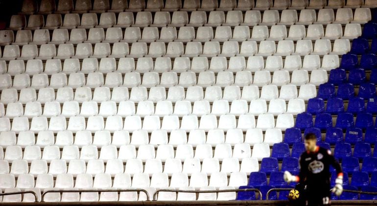 El fondo de la grada de Maratón, donde habitualmente se sitúan los Riazor Blues, vacía durante el partido del Deportivo frente al Elche