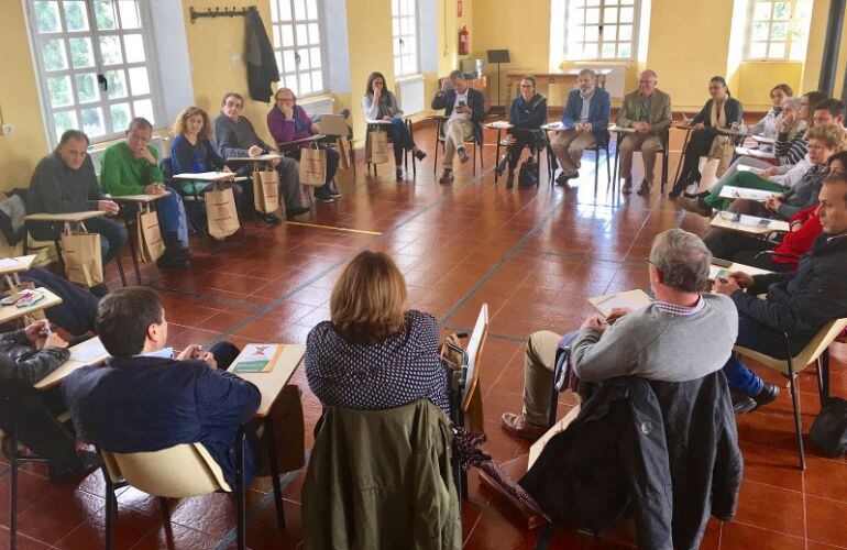 Asistentes a la reunión entre ayuntamiento y centros asistenciales en la ciudad