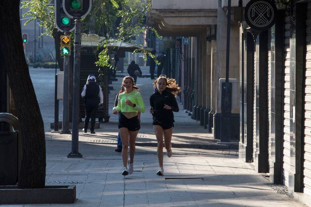 Mujeres corriendo por la calle