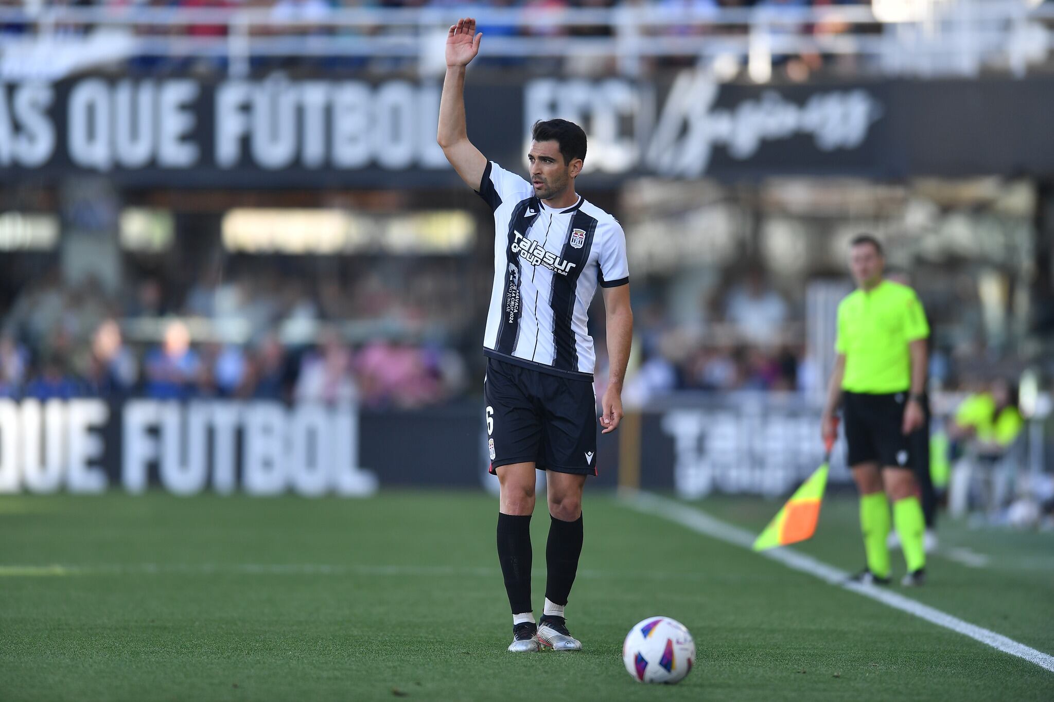 Andy Rodríguez antes de sacar una falta en la pasada jornada