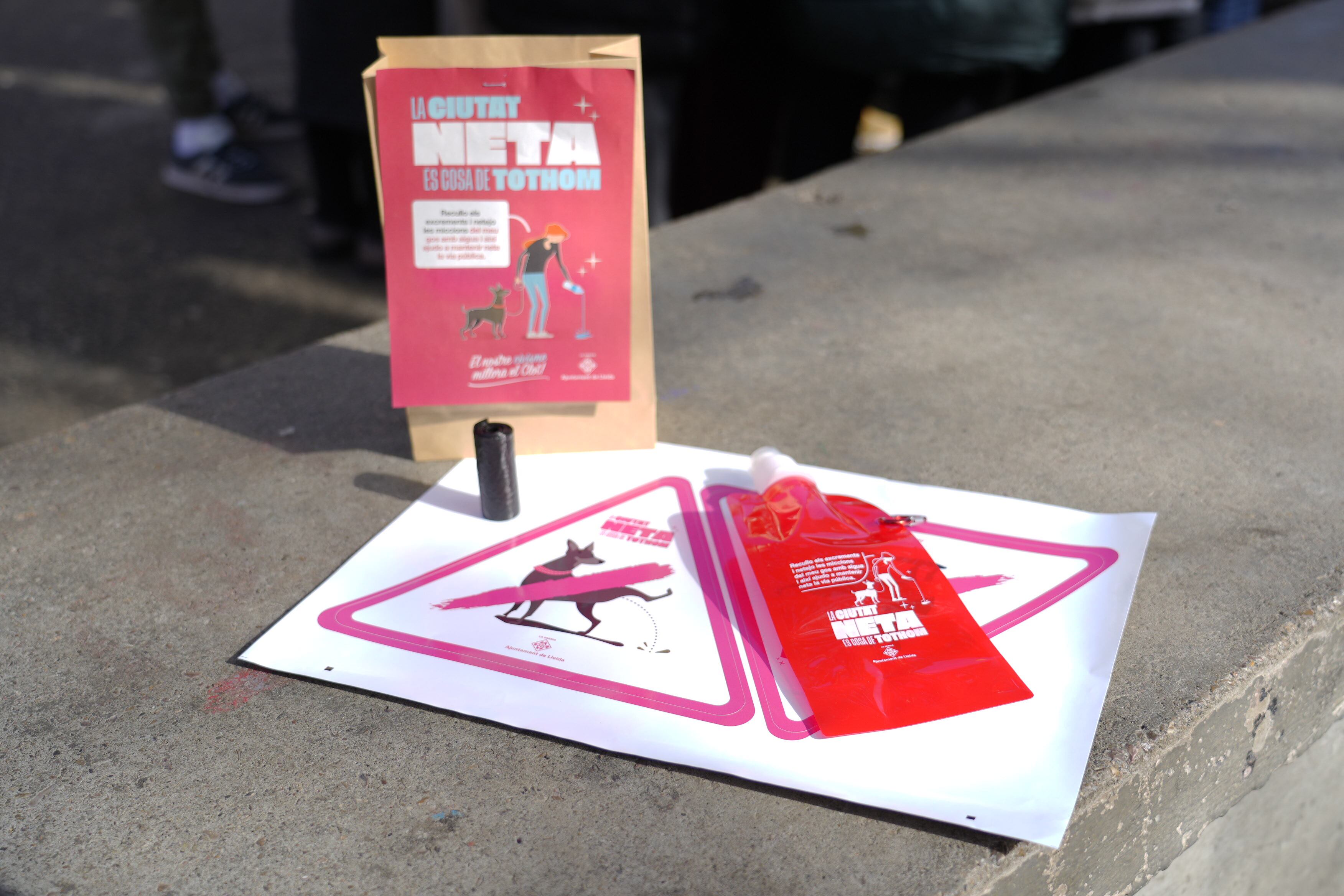 El Kit inclou una bossa de plàstic reomplible (en color vermell) perquè els qui tinguin gossos l&#039;utilitzin per ruixar amb aigua el lloc que el seu gos ha embrutat quan ha fet pipí.