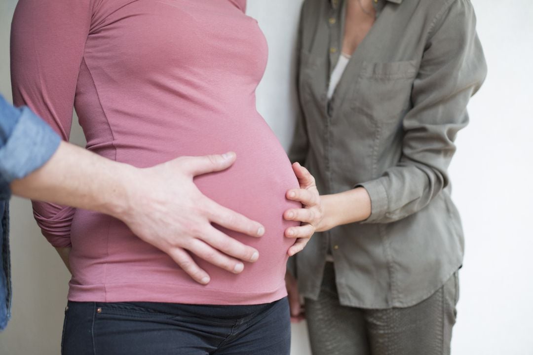 Una mujer embarazada de seis meses.