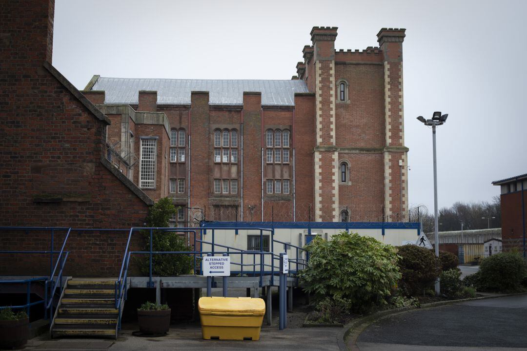 Una vista exterior de los edificios dentro del recinto de HMP Liverpool, también conocida como prisión de Walton