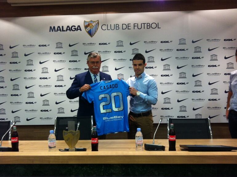 José Manuel Casado posa con la camiseta del Málaga junto al consejero Francisco Martín Aguilar.