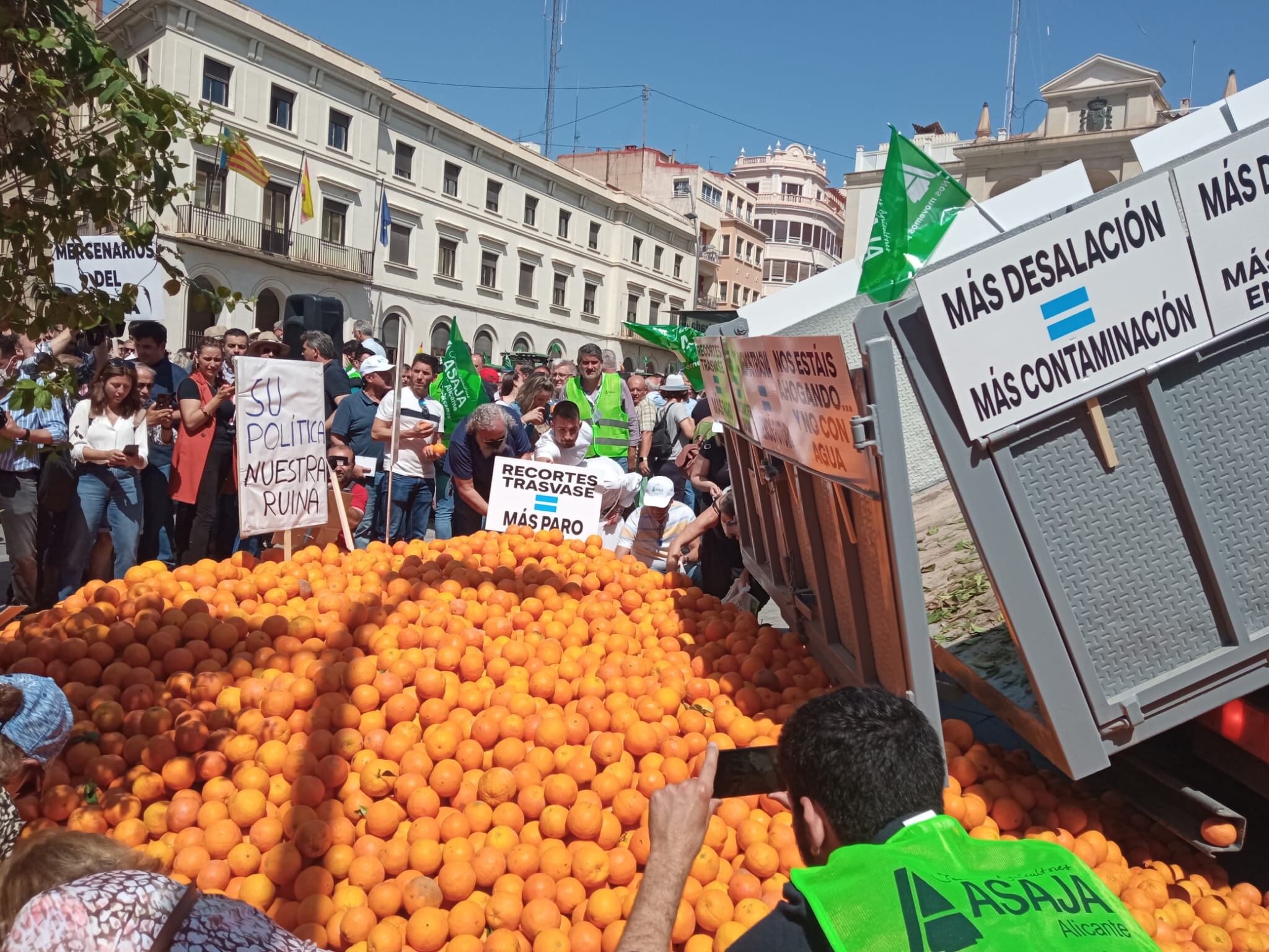 Agricultores regalan naranjas durante la protesta en Alicante ante los recortes del Trasvase Tajo-Segura