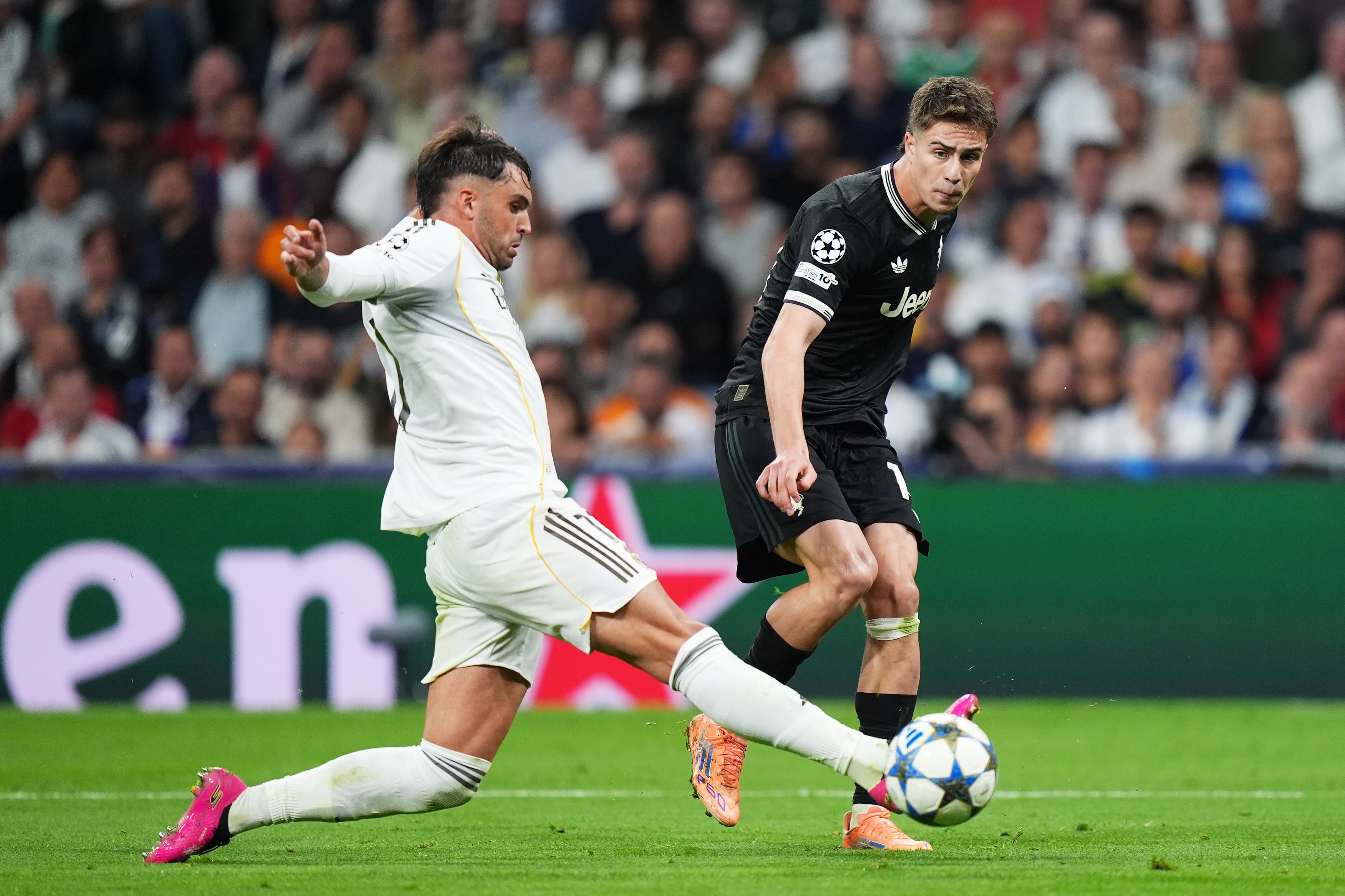 Raúl Asencio, durante una acción en el Real Madrid - Juventus