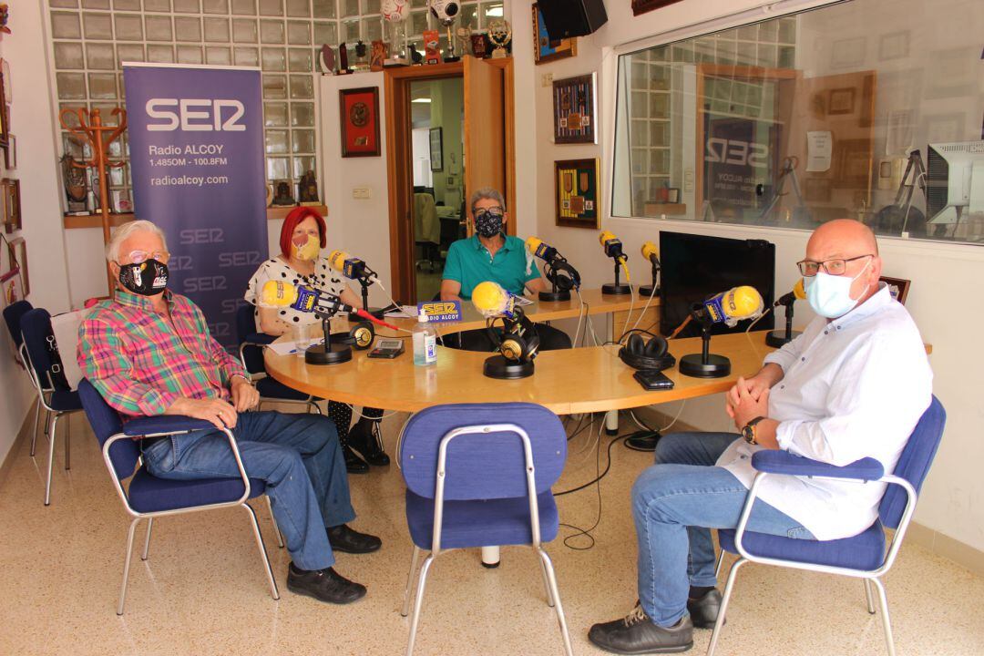 Paco Aznar, Macu García, Ferran Mengual y José Luis Llopis, en el estudio de Radio Alcoy
