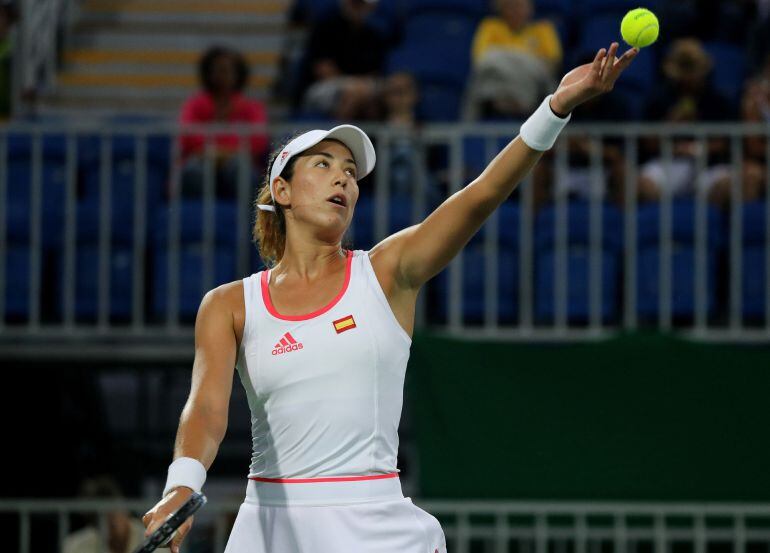 Muguruza intenta un servicio ante Hibino