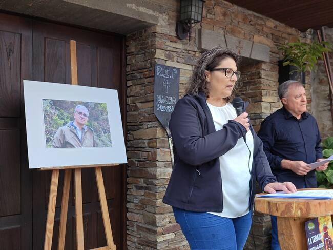 Intervención de la Asociación el Nogalón con la foto y el batefuegos de Nacho al fondo