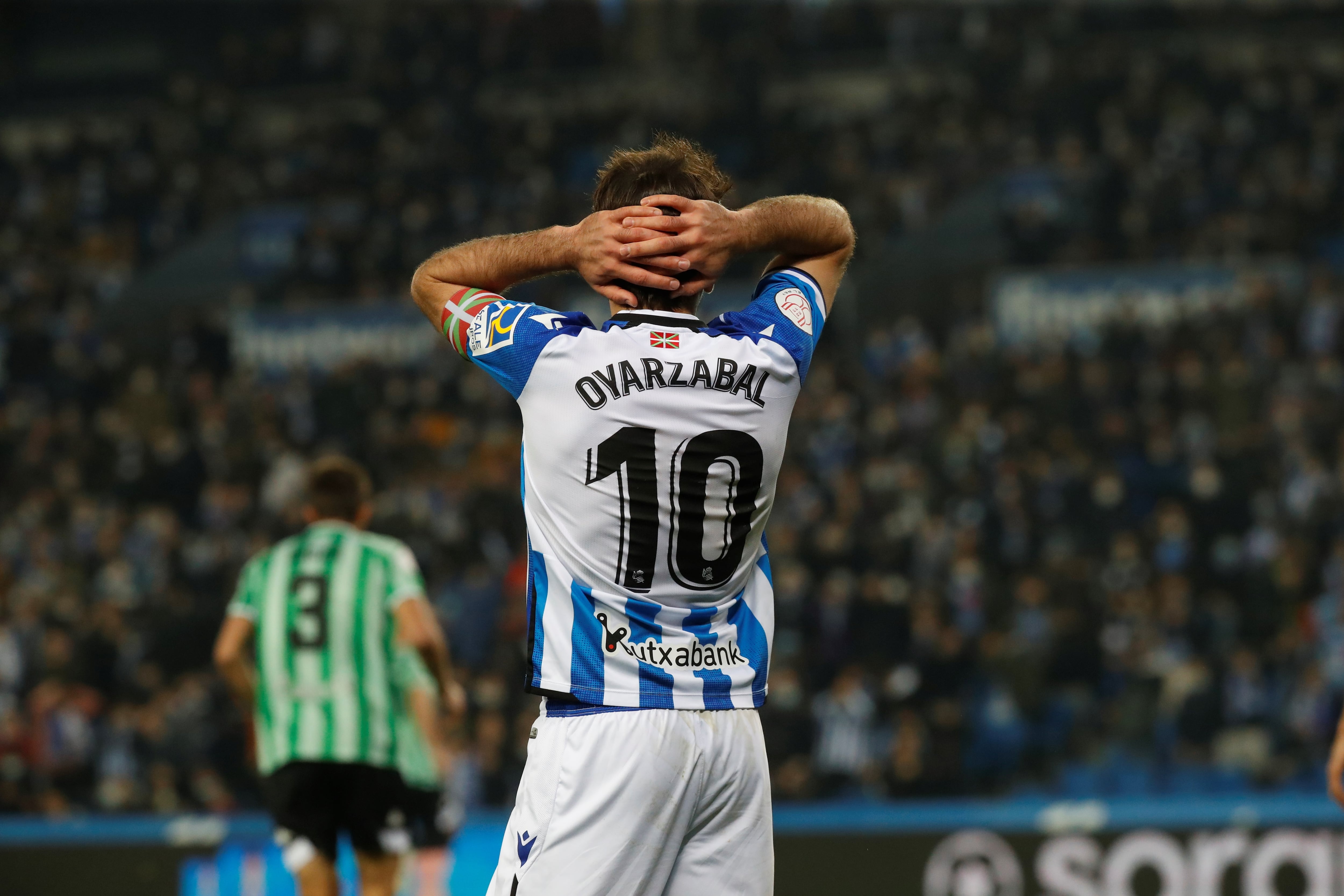 SAN SEBASTIÁN, 03/02/2022.- El delantero de la Real Sociedad Mikel Oyarzabal, durante el encuentro correspondiente a los cuartos de final de la Copa del Rey ante el Betis que disputan hoy jueves en el Reale Arena, en San Sebastián. EFE/Javier Etxezarreta
