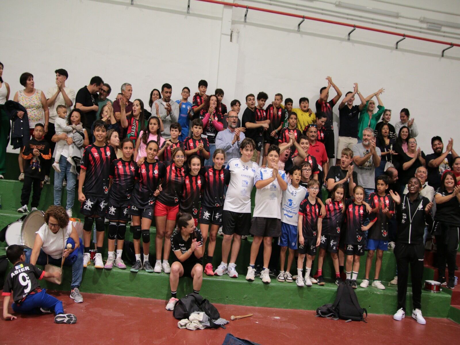 Los alevines del Ca´Mario Lanzarote celebrando el título insular con la afición.