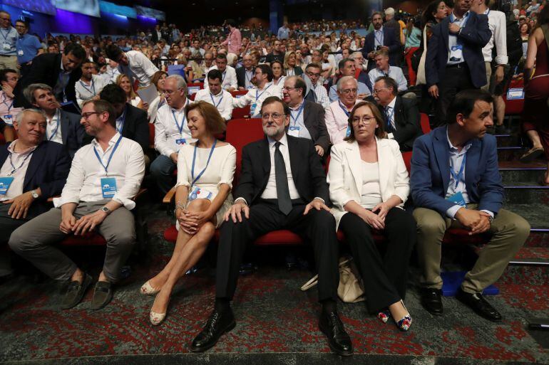 El expresidente del Gobierno Mariano Rajoy (3d), junto a la exministra de Defensa María Dolores de Cospedal (3i), el coordinador general del PP, Fernando Martínez Maíllo (d), el vicesecretario de Política Autonómica y Local, Javier Arenas (i), el vicesecretario sectorial del PP, Javier Maroto (2i), al inicio de la celebración del Congreso Nacional del Partido Popular