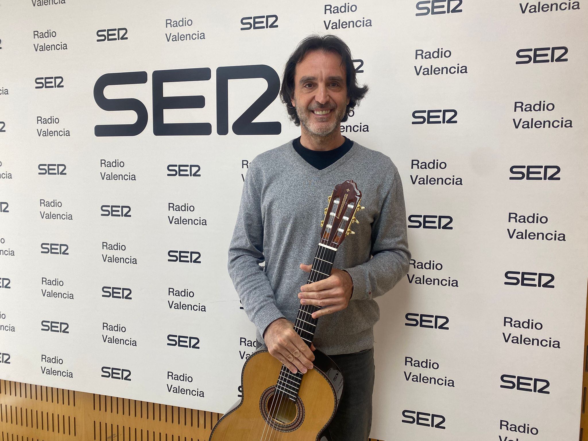 Toni Cotolí en los estudios de Radio Valencia Cadena SER