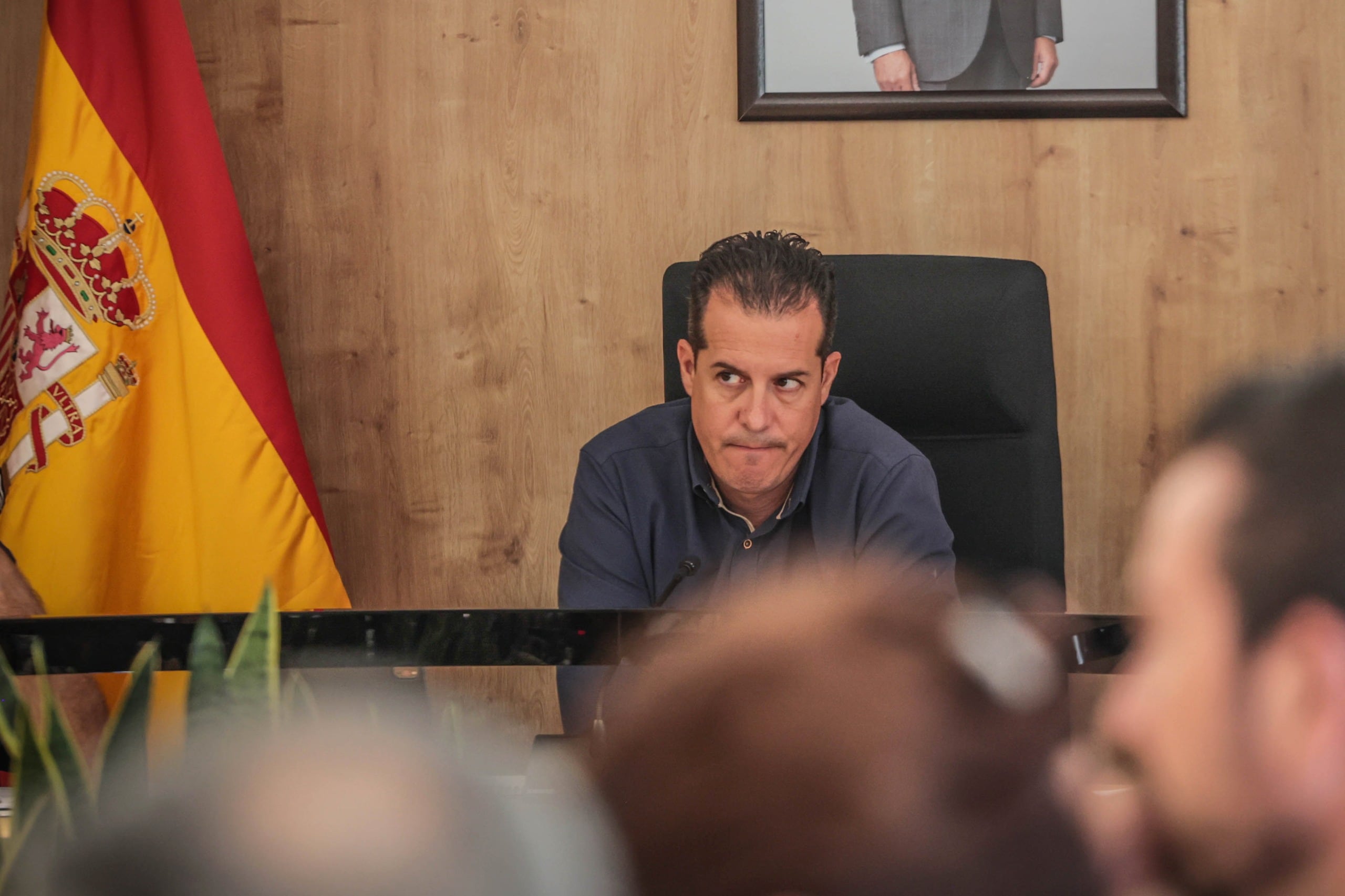 Rubén Alfaro, alcalde de Elda, durante el discurso de la portavoz de Vox