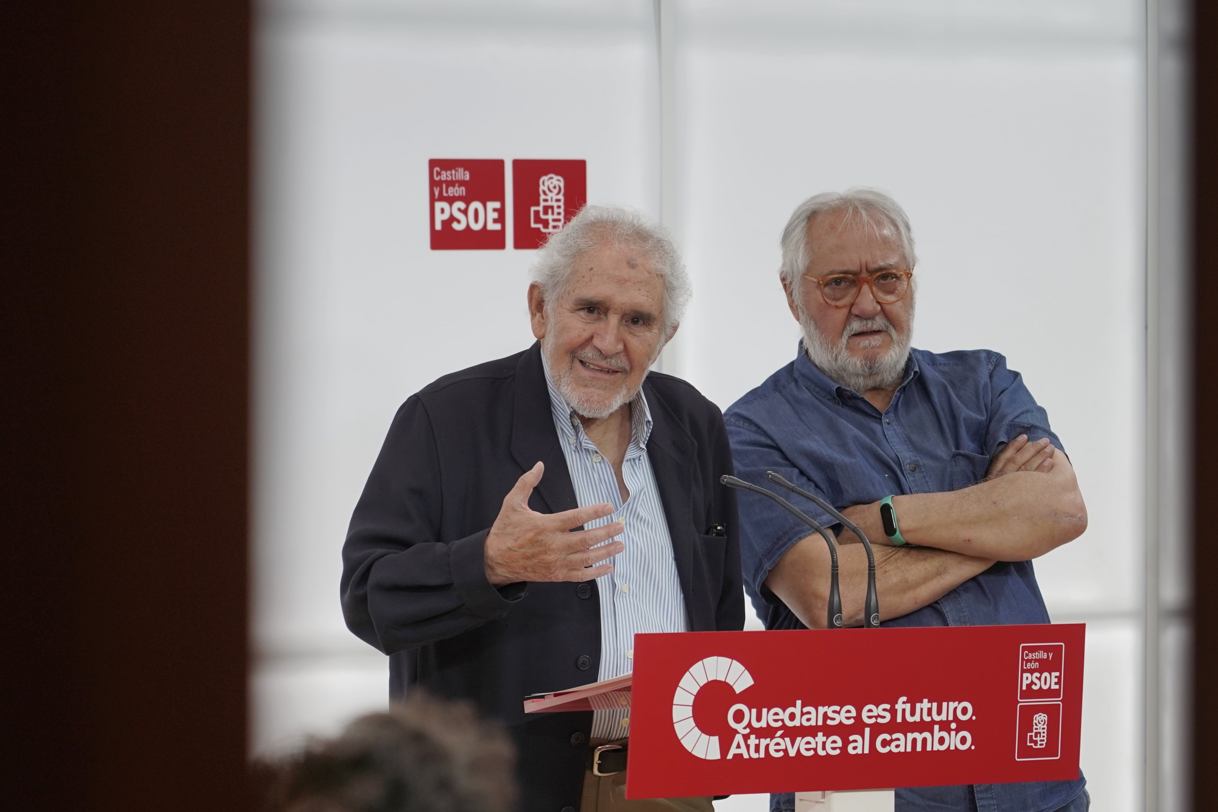 El expresidente de Castilla y León, Demetrio Madrid, y el exeurodiputado Juan Colino presentan el Manifiesto en apoyo al secretario general del PSOE y presidente del Gobierno de España, Pedro Sánchez.