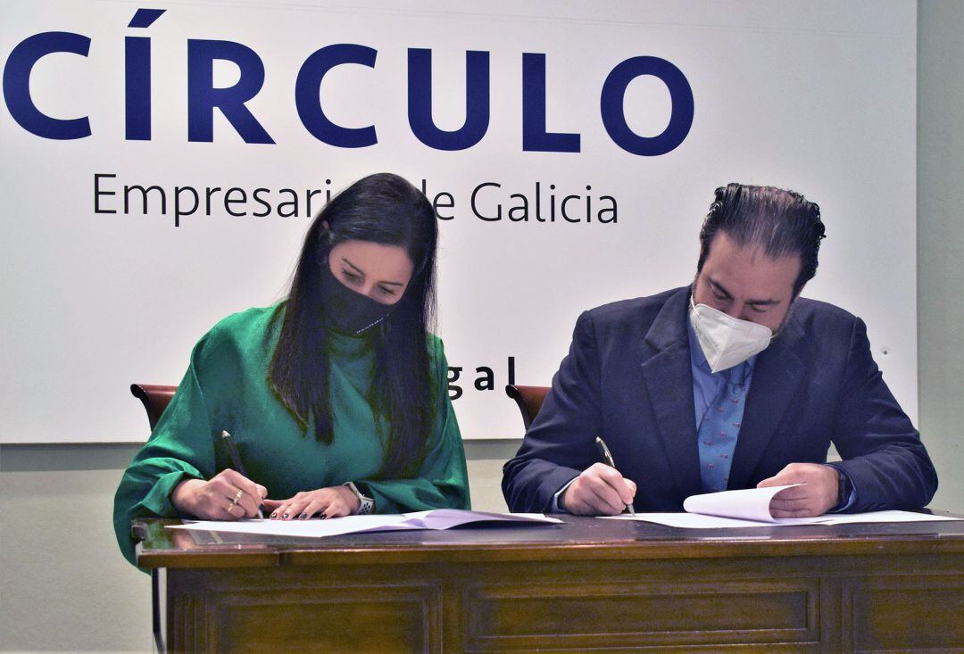 La presidenta del Círculo, Patricia García, y el director general de Televigo, Eugenio González de Haz.