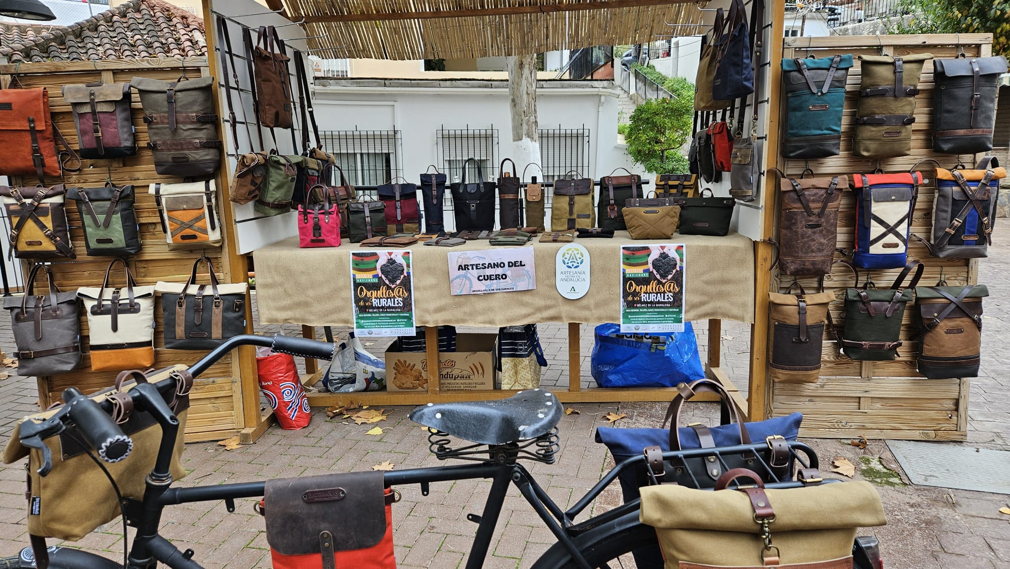 Stand de la empresa Baltibañas con la artesanía en cuero