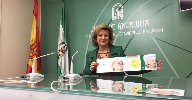 La delegada de Igualdad y Políticas Sociales, Teresa Vega, con los carteles de la campaña.