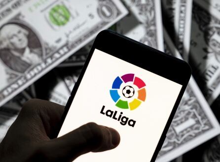 El logo de LaLiga sobre un teléfono móvil