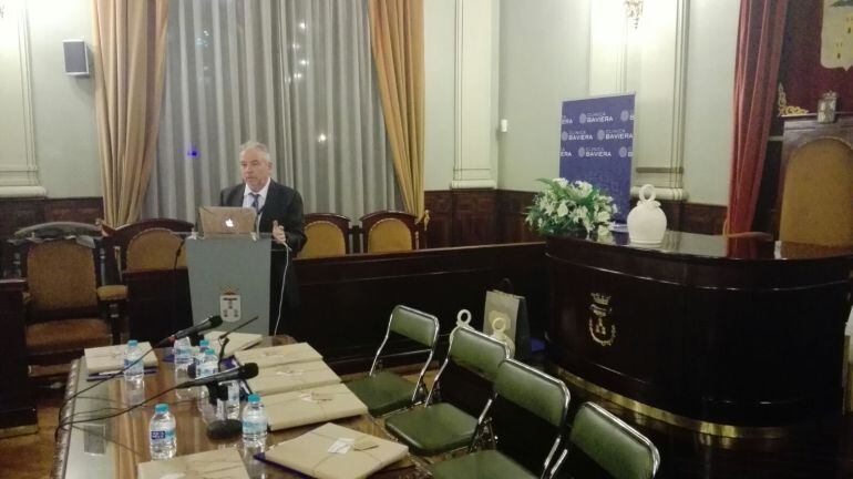 El doctor Villada durante su discurso en el Museo Municipal