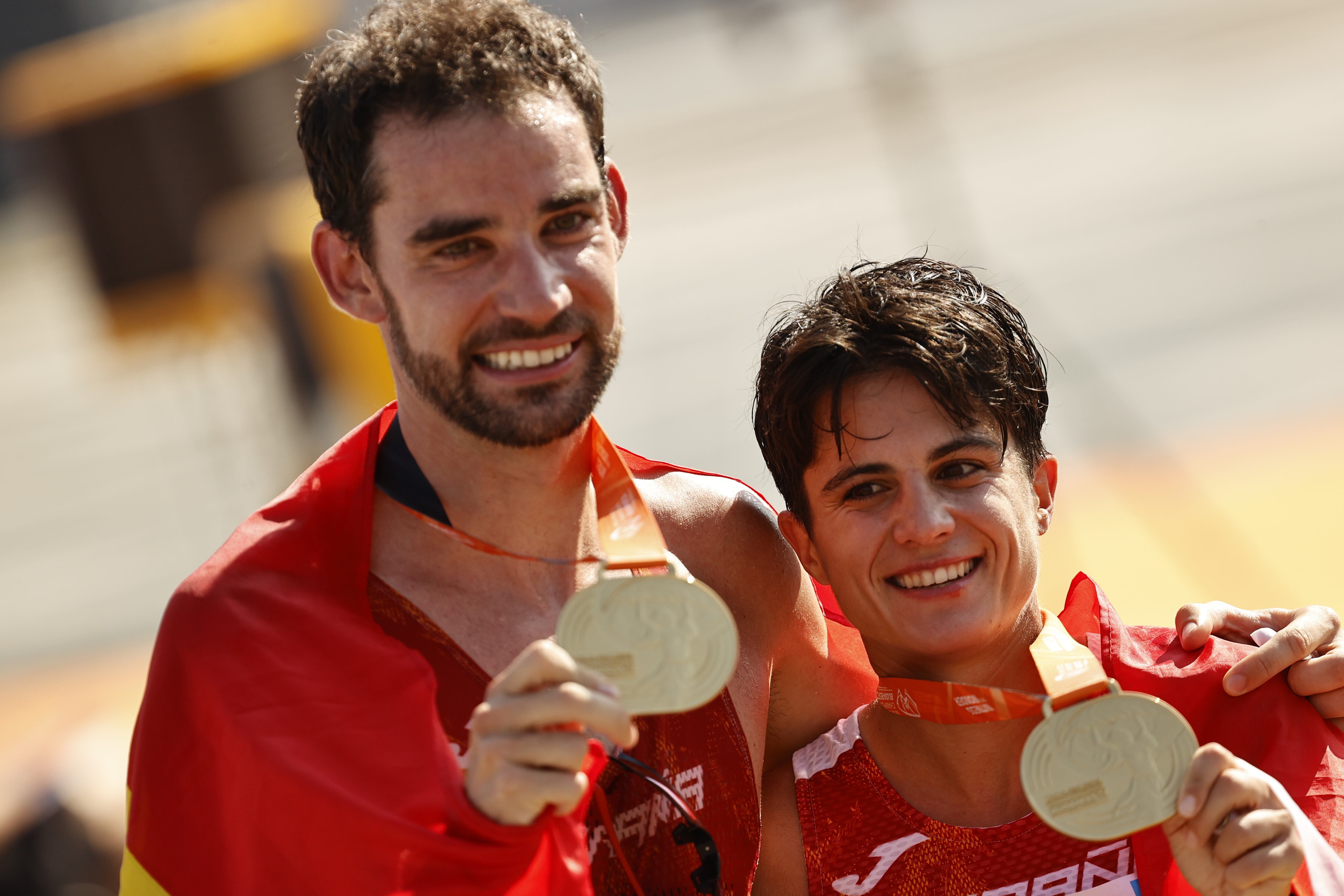 Maria Pérez y Álvaro Martín posan con su medalla de oro en marcha