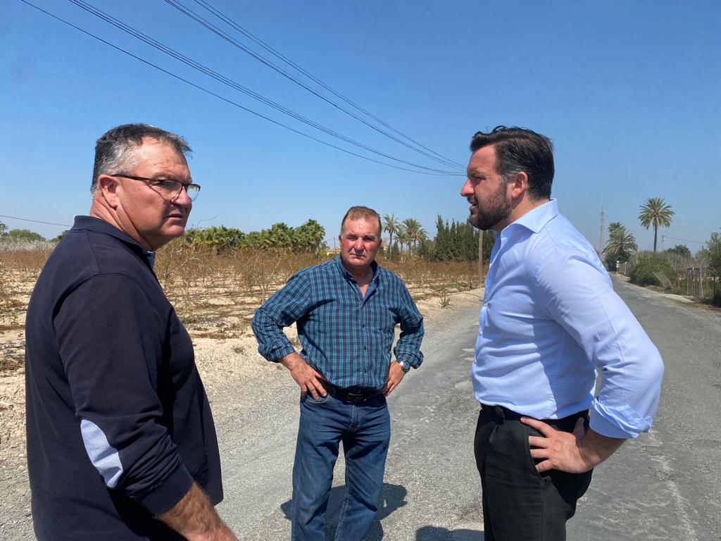 Pablo Ruz, presidente del PP de Elche con regantes ilicitanos