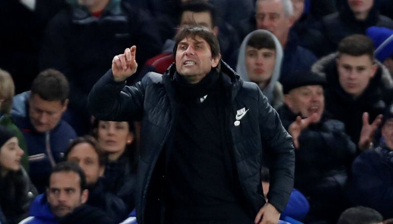 Conte dirige a sus jugadores desde el banquillo 