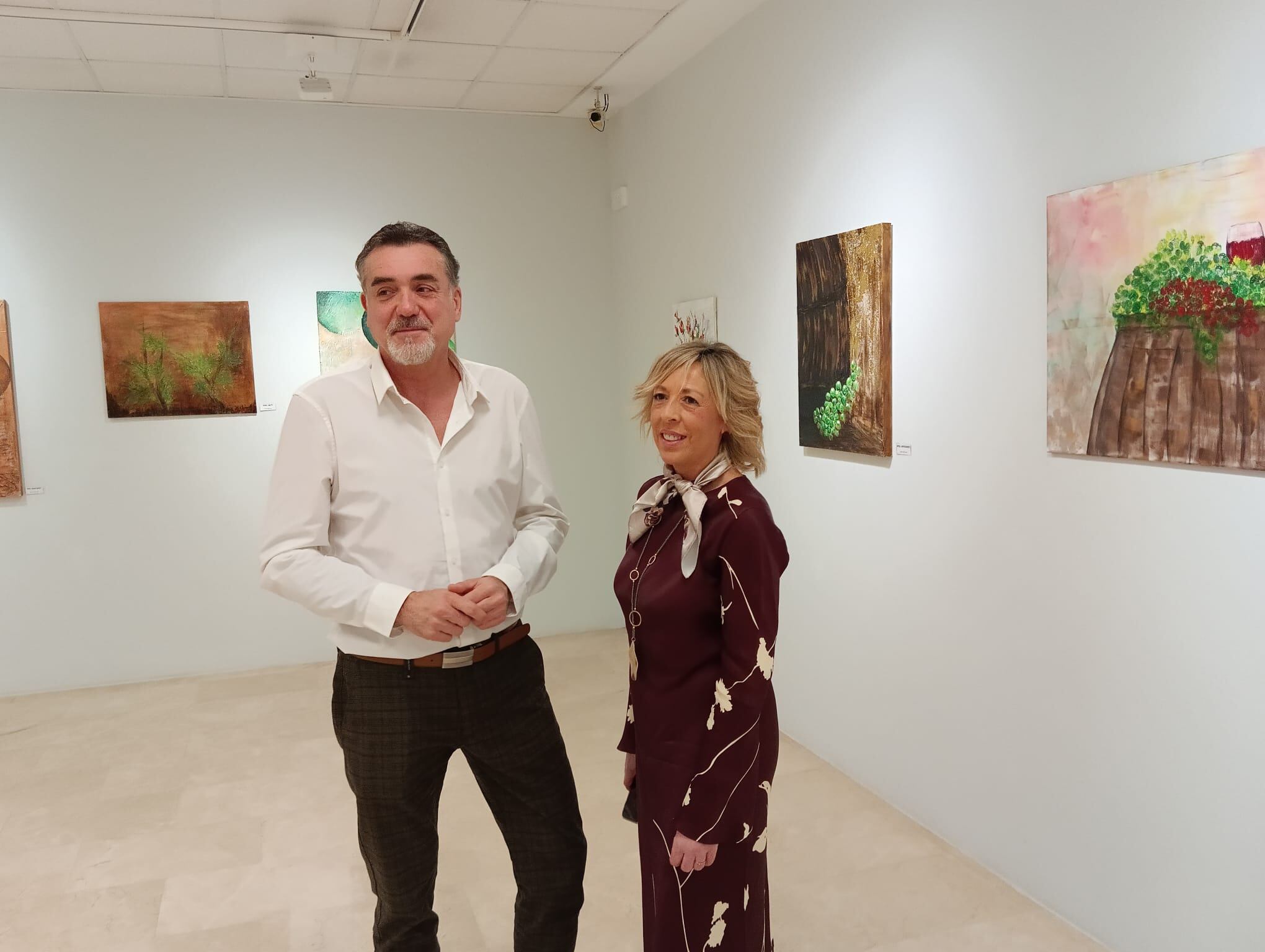 La artista muestra la exposición al concejal de Cultura, José Antonio Fuertes