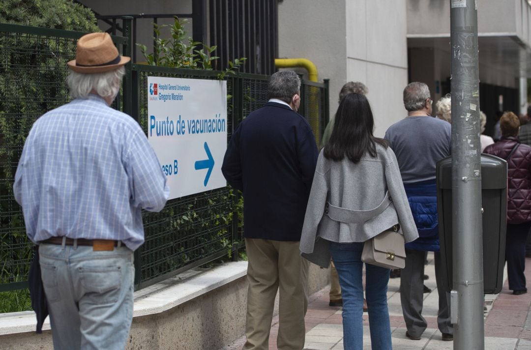 Varias personas esperan para recibir la vacuna contra la COVID-19 en Madrid