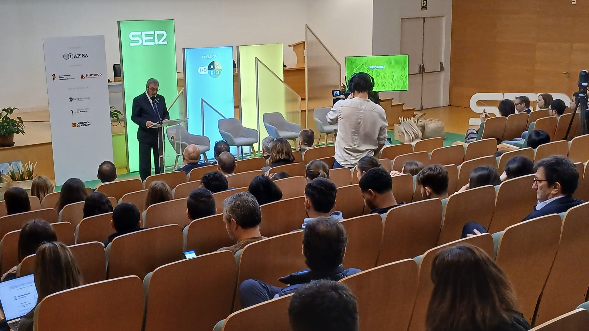 Da la bienvenida al foro I+D Agro Huesca - Comarca de la Hoya el consejero de medio ambiente del Ayuntamiento de Huesca, José Miguel Veintemilla