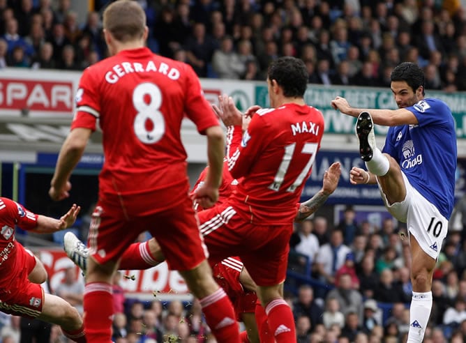 Arteta dispara frente a varios defensores del Liverpool