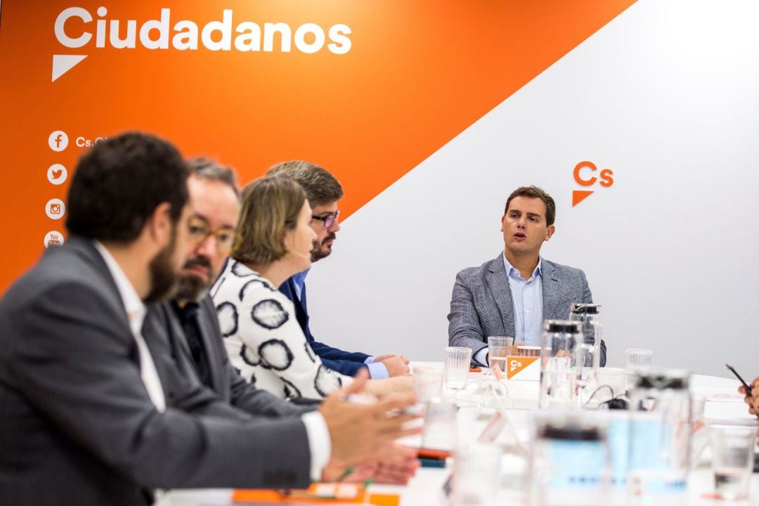 El líder de Ciudadanos, Albert Rivera (d), preside la reunión del Comité Permanente del partido 