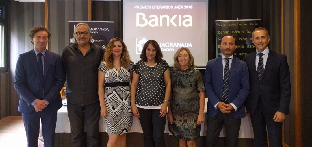 Representantes de la Fundación CajaGranada en el acto de presentación de los ganadores de los Premios Literarios 2018.