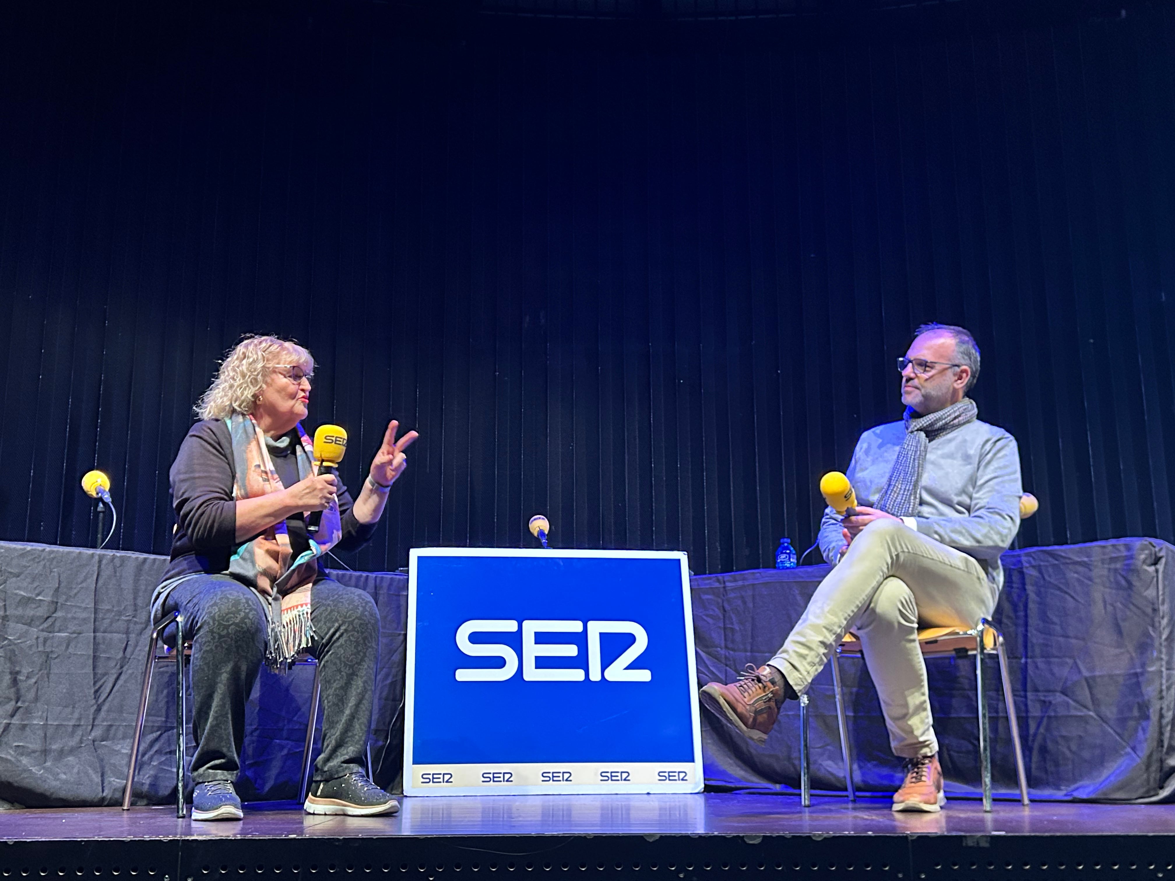 Conversa: 50 años de nocimiento vecinal en libertad. Un caso particular y de película. El 47 en Barcelona, el 24 en Valdefierro. De cómo la reivindicación hace ciudad. David Marqueta y Juliana Agaba, vecina de Valdefierro.