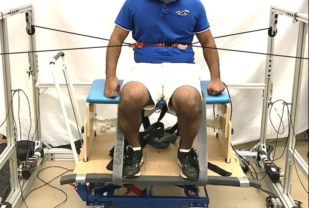 Investigadores de la Universidad de Columbia prueban eficacia del primer &quot;cinturón&quot; robótico que permite a las personas con lesión medular sentarse y trabajar sin caerse.