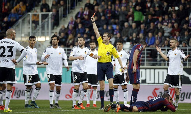 GRA277 EIBAR (GIPUZKOA), 13122015.- El árbitro José Luis González saca la tarjeta roja al defensa argentino del Valencia Lucas Alfonso Orban, durante el partido de la decimoquinta jornada de Liga que disputan hoy en el estadio Ipurua de la localidad guipuzcoana de Eibar. EFEJavier Etxezarreta.