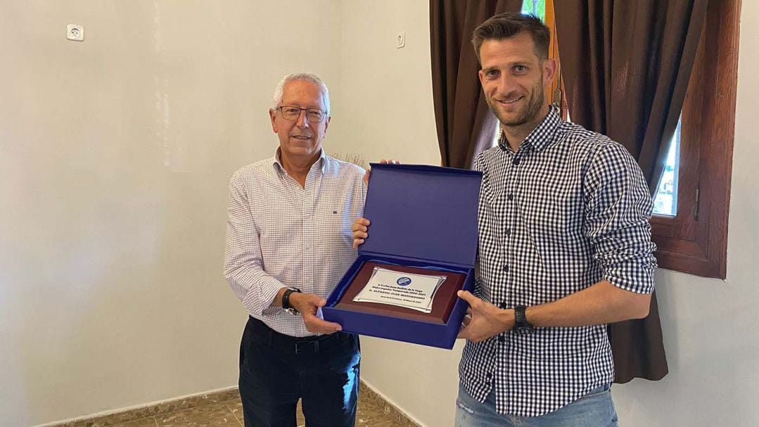 Máyor recibe la placa de manos de Rafael Coca 